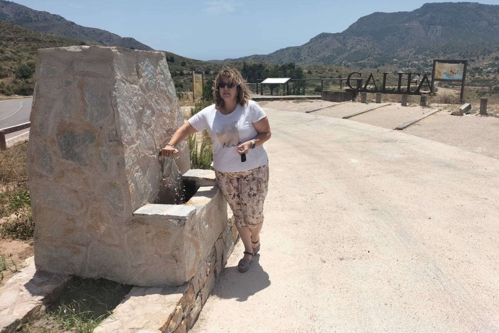 Josefa Méndez, presidenta de la Junta Municipal, en la nueva fuente de Galifa