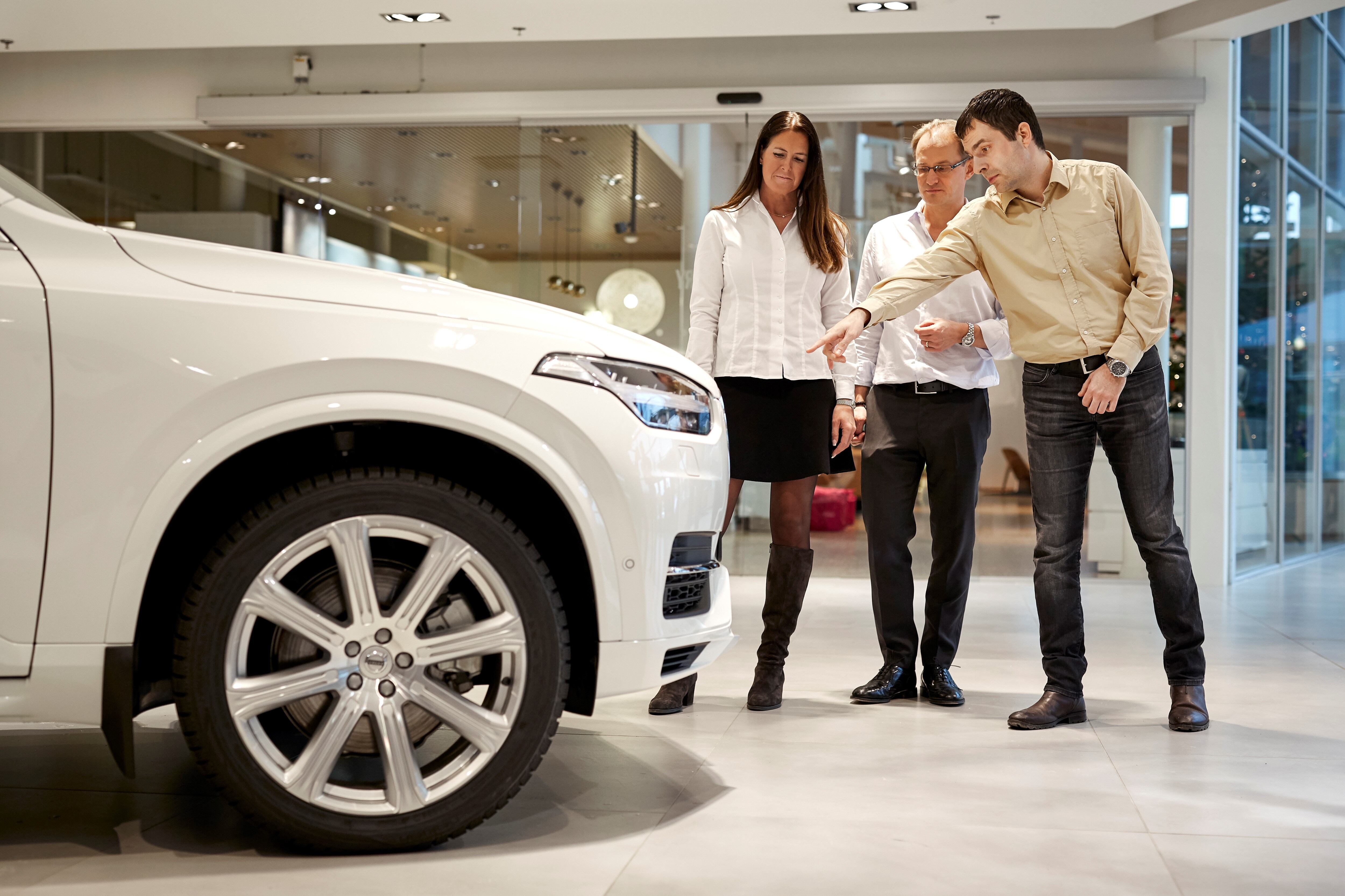 The Hain family receiving their XC90 Drive Me car