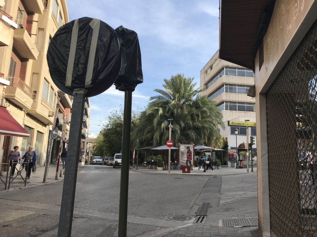 El Ayuntamiento de Úbeda tapará la señales de estacionamiento quincenal.