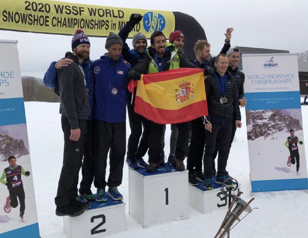 Chechu Gómez en el podio con el equipo español campeón del mundo