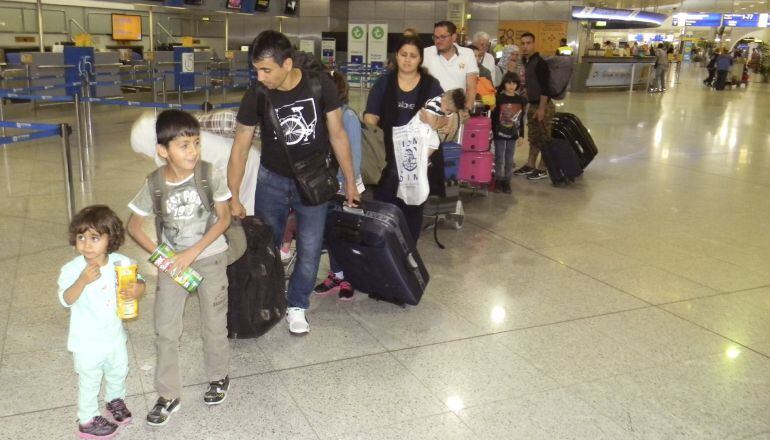 En la foto, los refugiados en la cola de facturación en el aeropuerto de Atenas antes de partir hacia Madrid