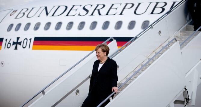 La canciller alemana, Angela Merkel, en su llegada al aeropuerto internacional de Washington.