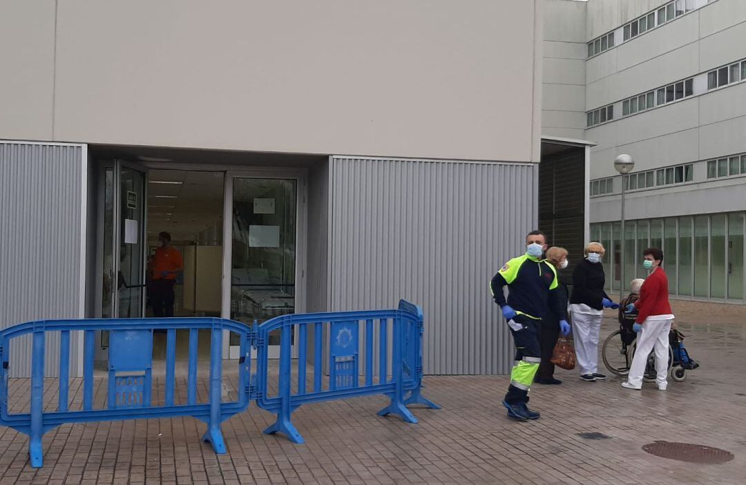 Entrada a las Urgencias del hospital de Gandia 