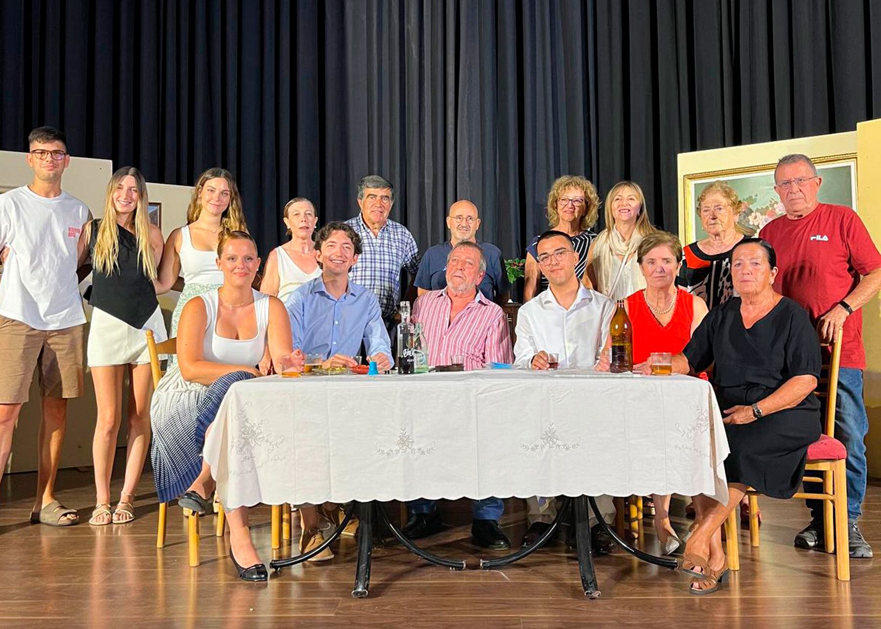 Imatge de grup dels components del grup de teatre de Planes