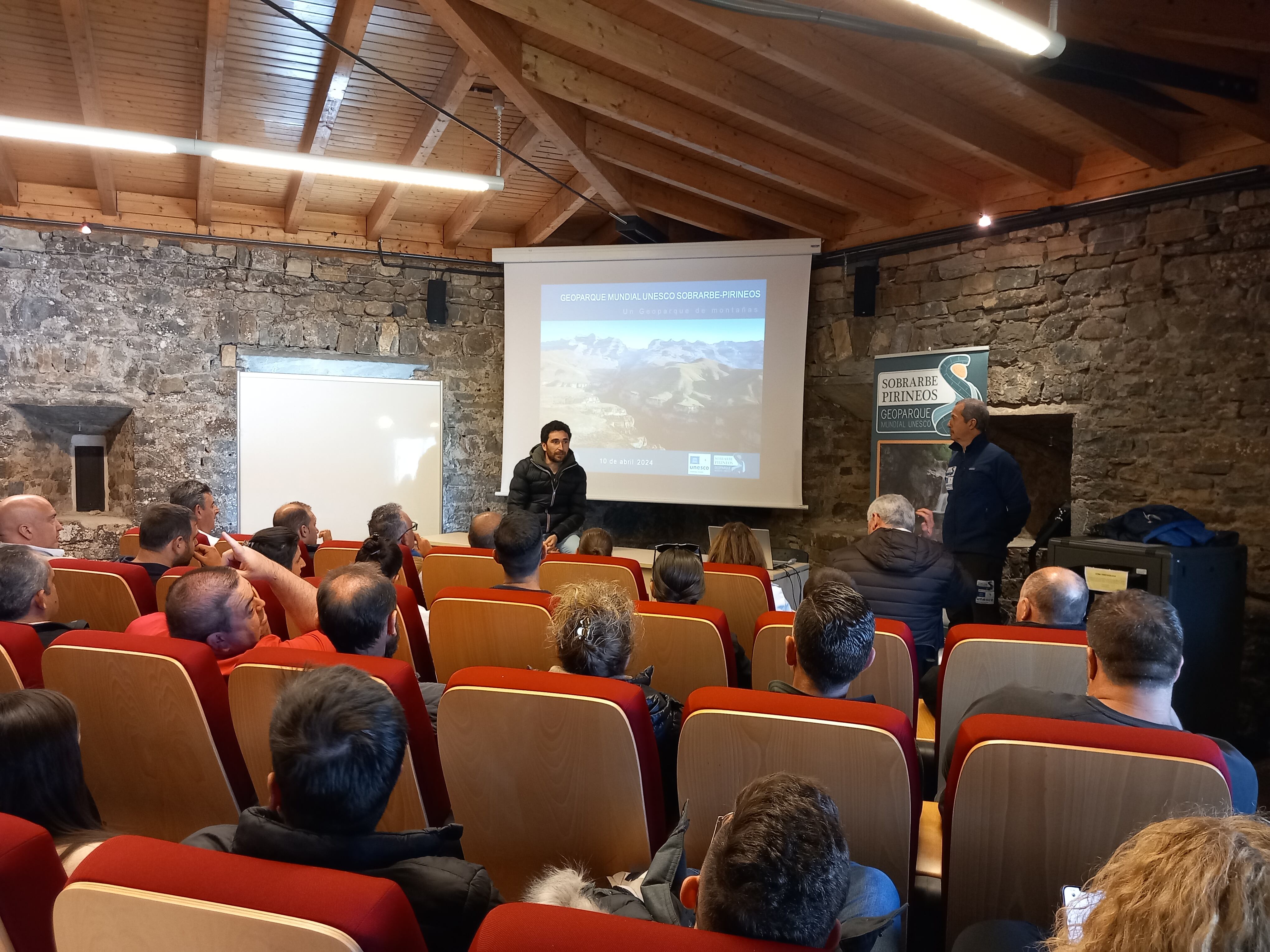 El presidente de la Comarca de Sobrarbe, José Manuel Bielsa, ha mantenido una reunión con los gestores turísticos de Málaga. Foto: Comarca de Sobrarbe