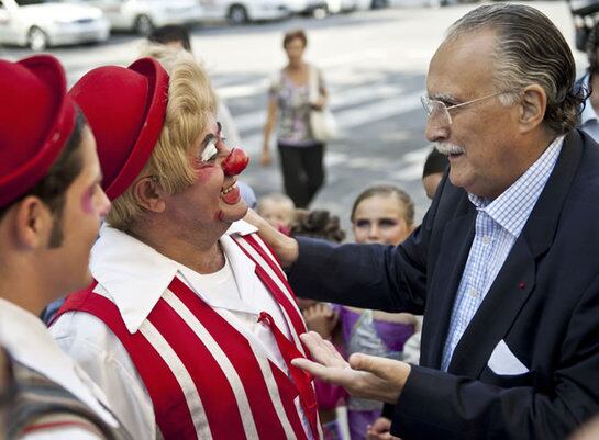 El alcalde de Bilbao, Iñaki Azkuna, saluda a algunos miembros del Circo Mundial, con los que ha asistido a la tradicional ofrenda floral a la Virgen de Begoña.