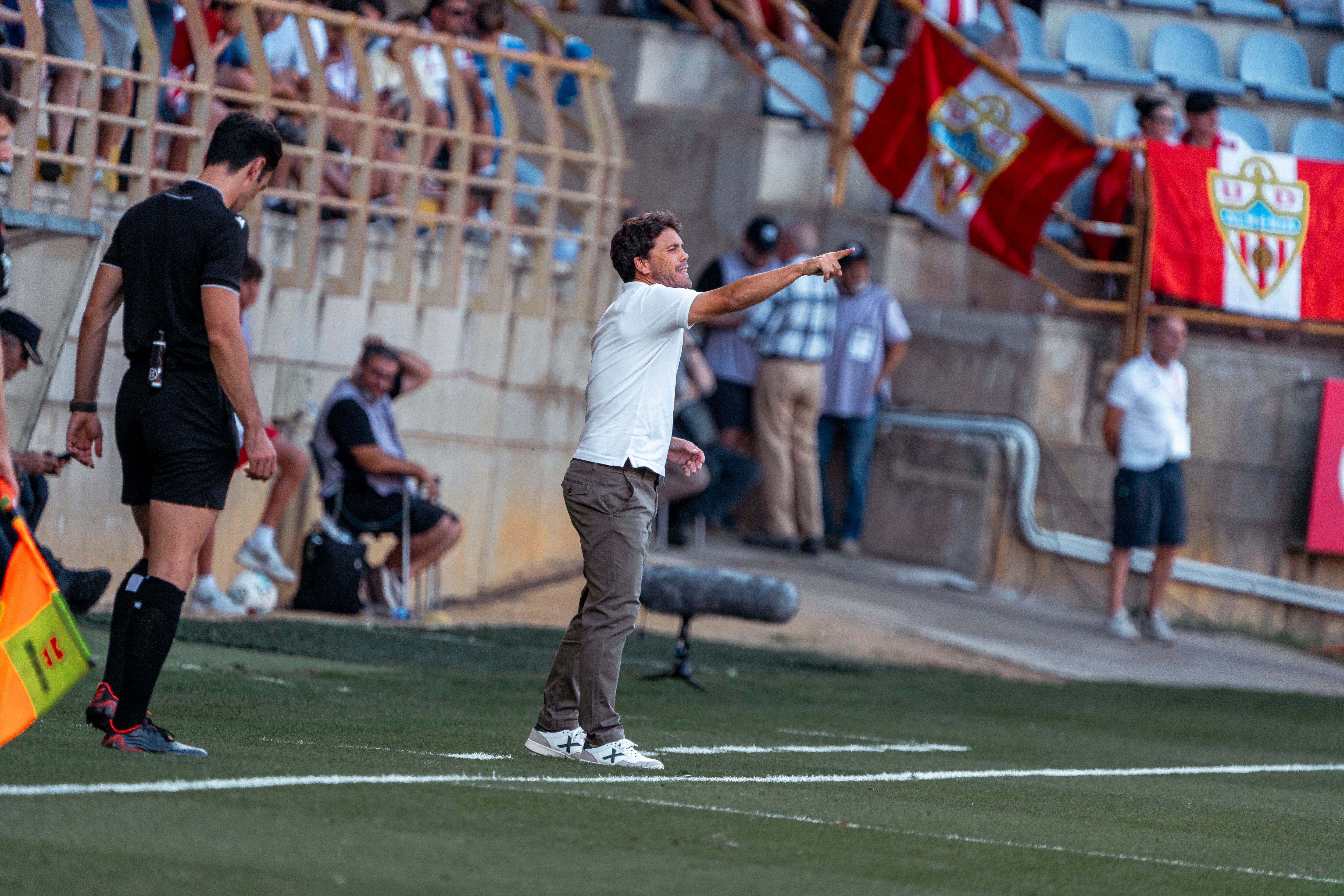 El entrenador del Almería busca su once tipo para LaLiga.