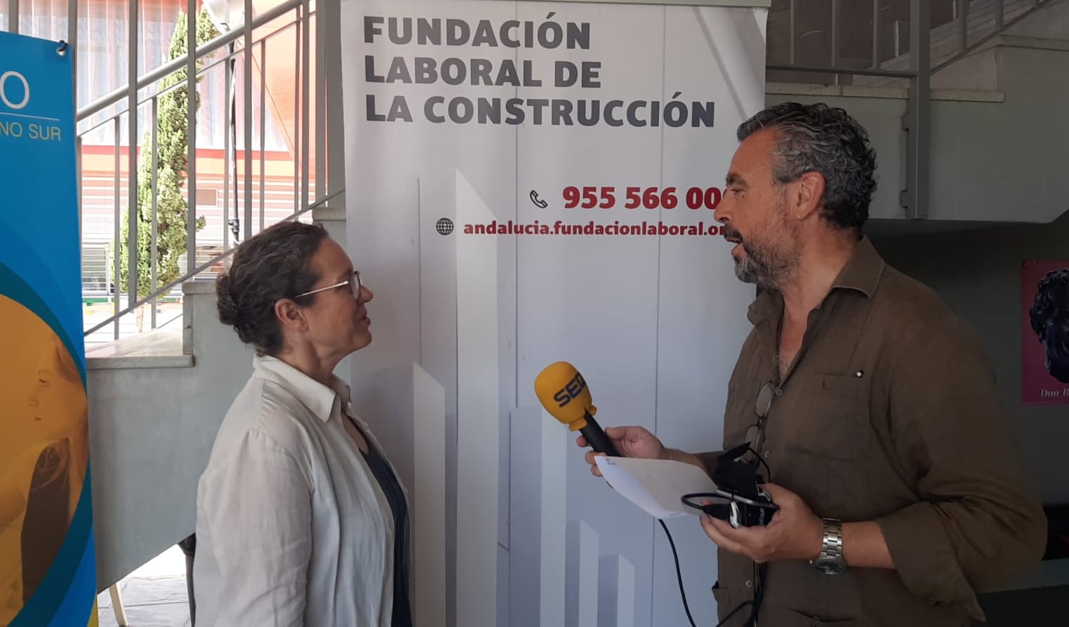 Paco García conversando con Pepa, de la Fundación Laboral de la Construcción