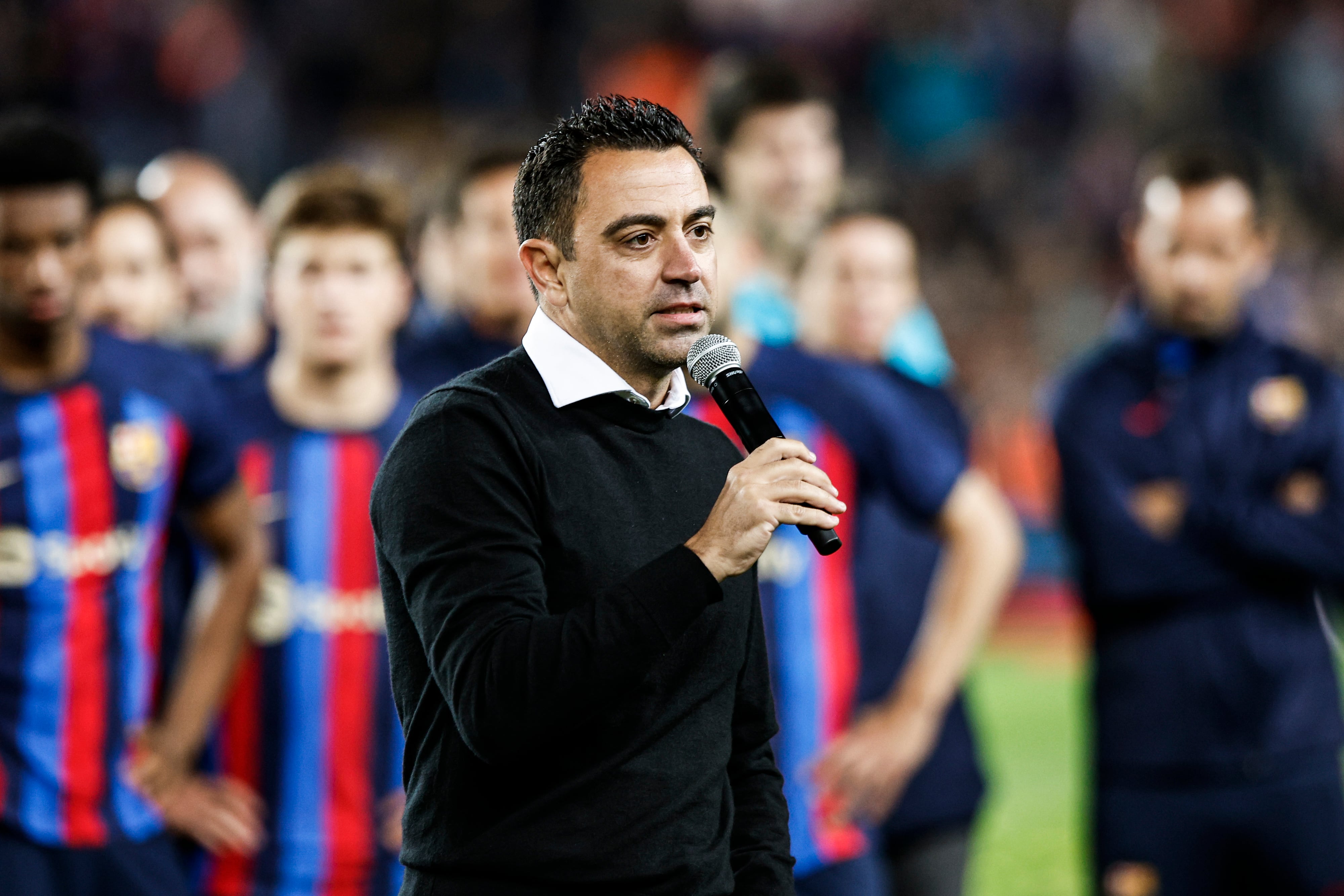 Xavi se dirige al público del Camp Nou en la celebración del Barça como campeón de Liga