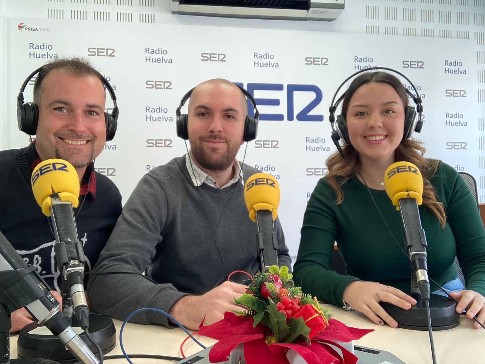 La joven estudiante de piano y canto, Claudia Domínguez junto a los profesores Pablo Cruz y Pablo Razábal