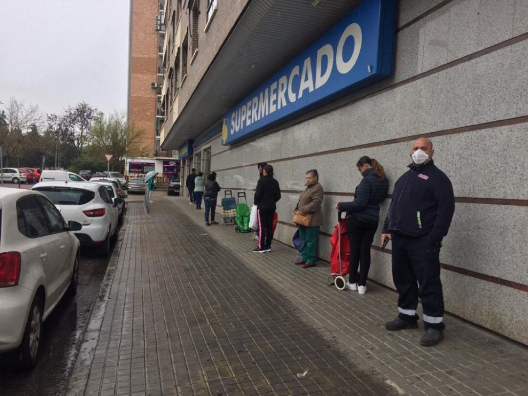 Las colas en los supermercados durante las primeras semanas del confinamiento han sido una de las imagenes que nos ha dejado este 2020