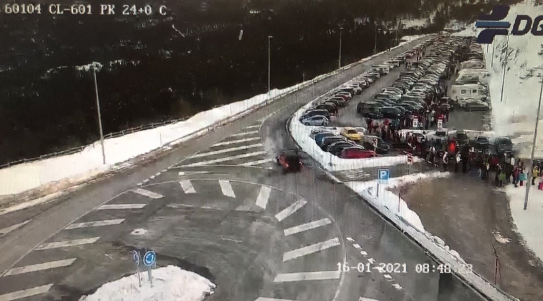 Lleno en uno de los aparcamientos de la sierra, que ha sido cerrado posteriormente