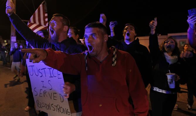 Protestas durante el funeral de uno de los sospechosos del atentado de Boston, Tamerlan Tsarnaev, fallecido durante el gran operativo que se puso en marcha para localizarles