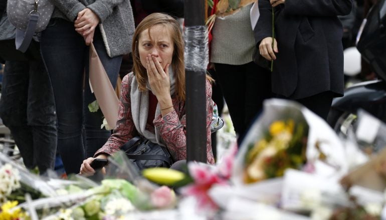 Una mujer, ante un altar improvisado en uno de los escenarios atacados el viernes en París