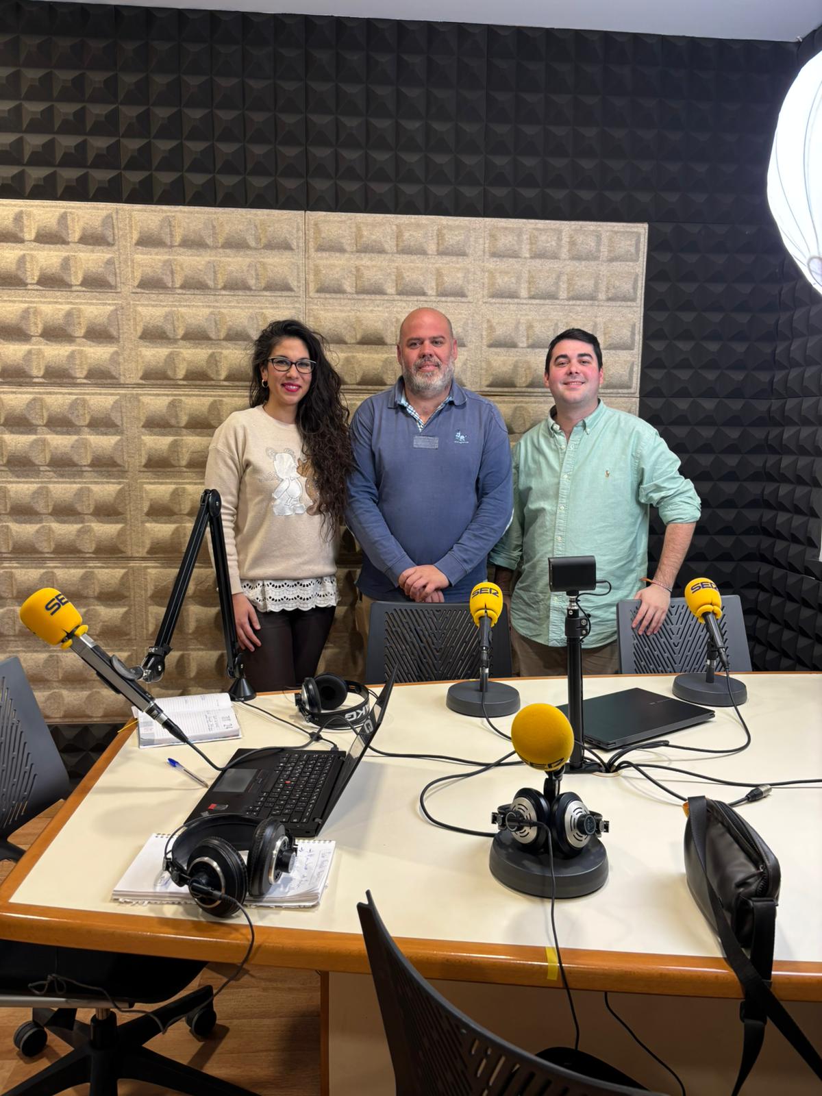 José Ángel García, teniente de Hermano Mayor de la Hermandad de la Buena Muerte, y Chema Pérez como colaborador y miembro de Junta visitan Radio Morón