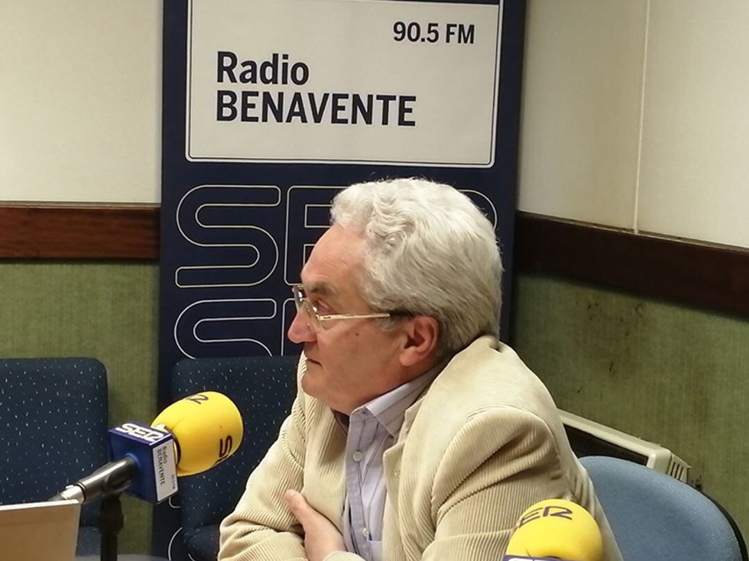 El presidente del CD Benavente, Pedro Gallego, en los estudios de Radio Benavente