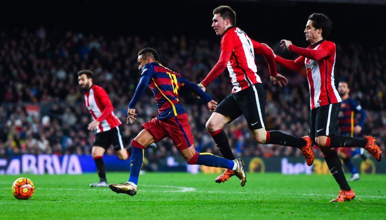 Neymar of FC Barcelona competes for the ball with Aymeric Laporte (C) and Xabier Etxeita of Athletic Club during the La Liga match between FC Barcelona and Athletic Club de Bilbao at Camp Nou on in Barcelona, Spain