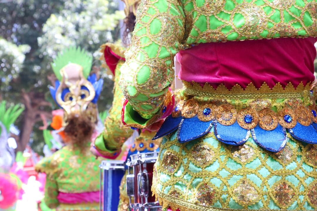 Imagen de una de las típicas escenas en los desfiles de Carnaval de la isla de Tenerife, que aplaza su celebración por la alta incidencia del Covid19 en su población