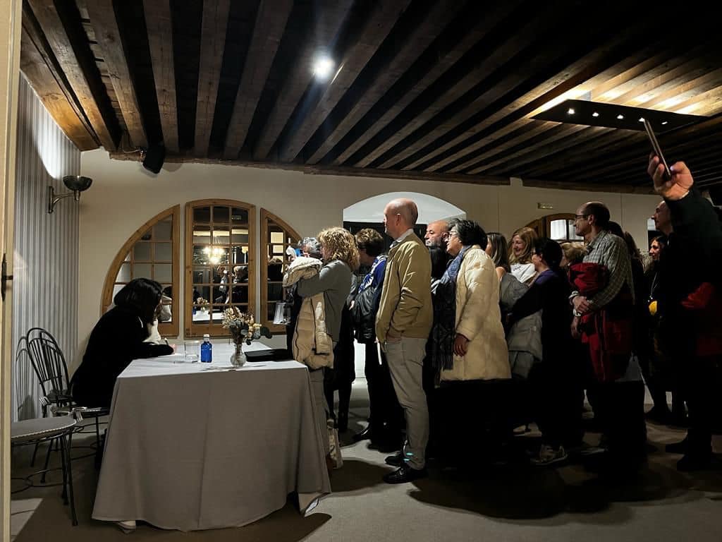 Sonsoles Sánchez-Reyes firmado ejemplares de su libro