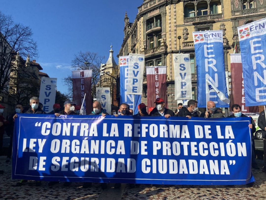 ErNE, Euspel, SIPE, AUGC, CEP, IGC, SPP, SUP, SVPE-PLES y UFP se han concentrado frente a la subdelegación del Gobierno