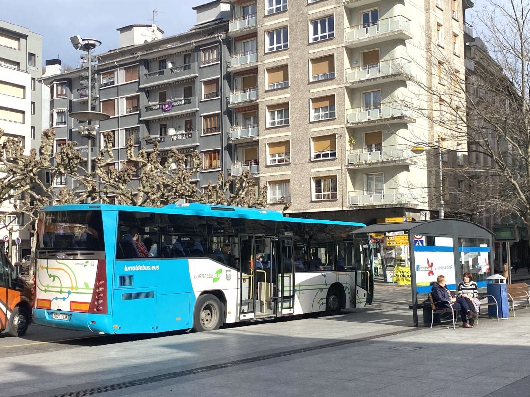 Parada de autobús de la Plaza de Unzaga en Eibar.