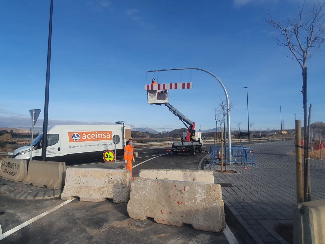 Técnicos instalando estos días el sistema de control de gálibo