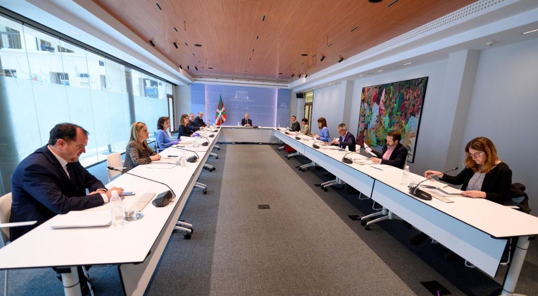 Fotografía cedida por el Gobierno Vasco de la reunión que ha mantenido este jueves en Vitoria el lehendakari, Iñigo Urkullu (c), con Andoni Ortuzar (PNV), Arnaldo Otegi (EH Bildu), Miren Gorrotxategi (Elkarrekin Podemos), Idoia Mendia (PSE-EE), Carlos Iturgaiz (PP) y José Ramón Becerra (Equo Berdeak) para analizar la evolución de la pandemia de coronavirus y estudiar la propuesta del lehendakari de celebrar los comicios en julio.