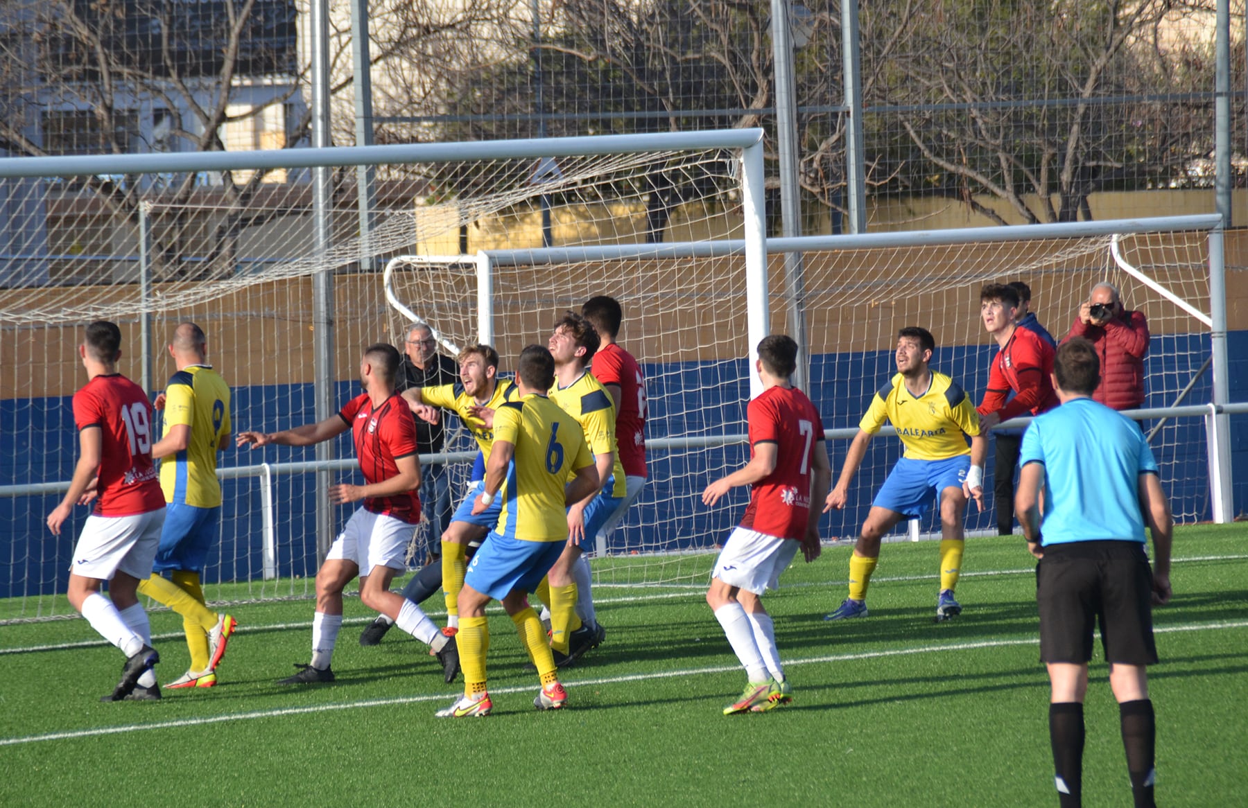 Jugadores a la salida de un córner.