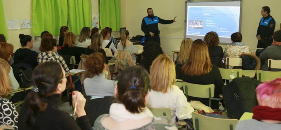 Agentes Tutor de Leganés durante una de las charlas a estudiantes en un centro educativo.