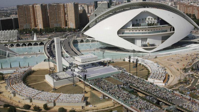 Foto de archivo: Altar donde el Papa celebró una misa multitudinaria en julio de 2006 en Valencia