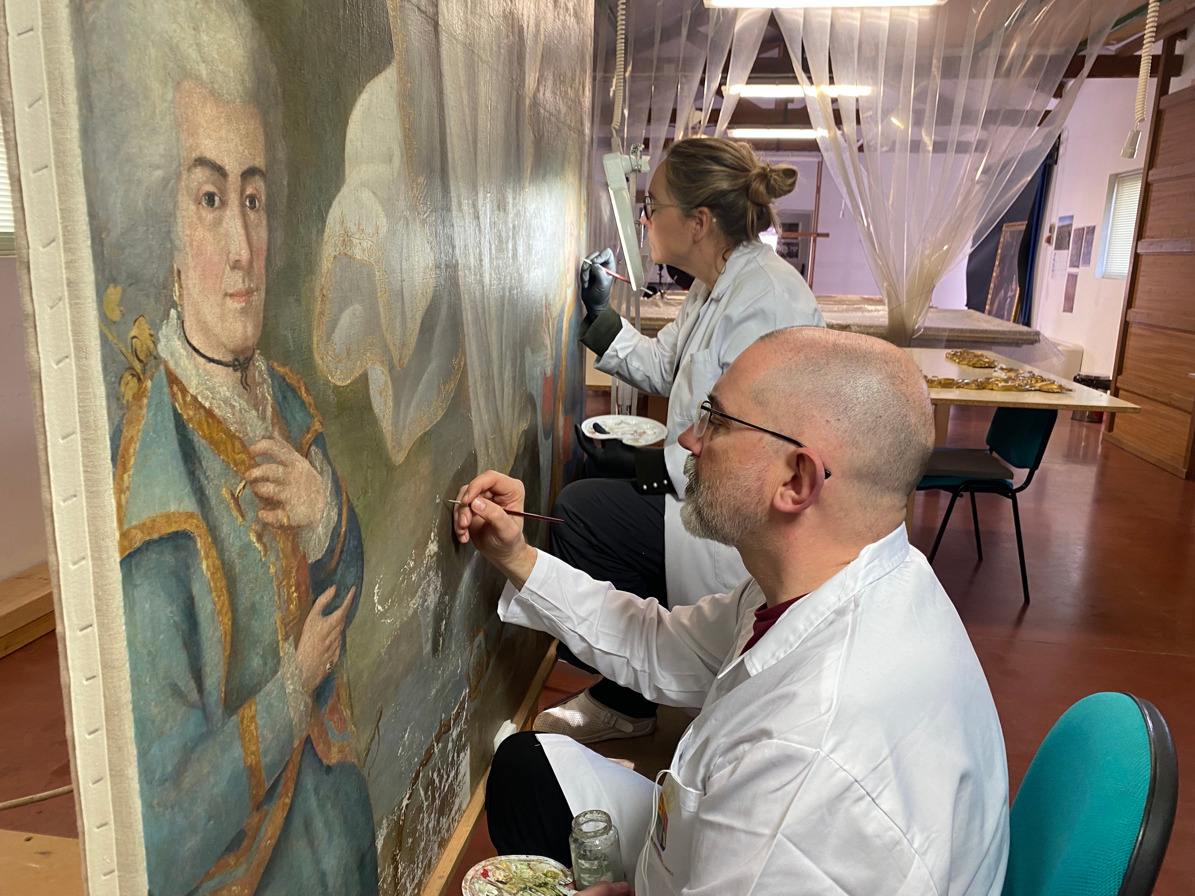 Enrique López trabaja en la restauración de una Virgen de la Merced de la colegiata de Belmonte.