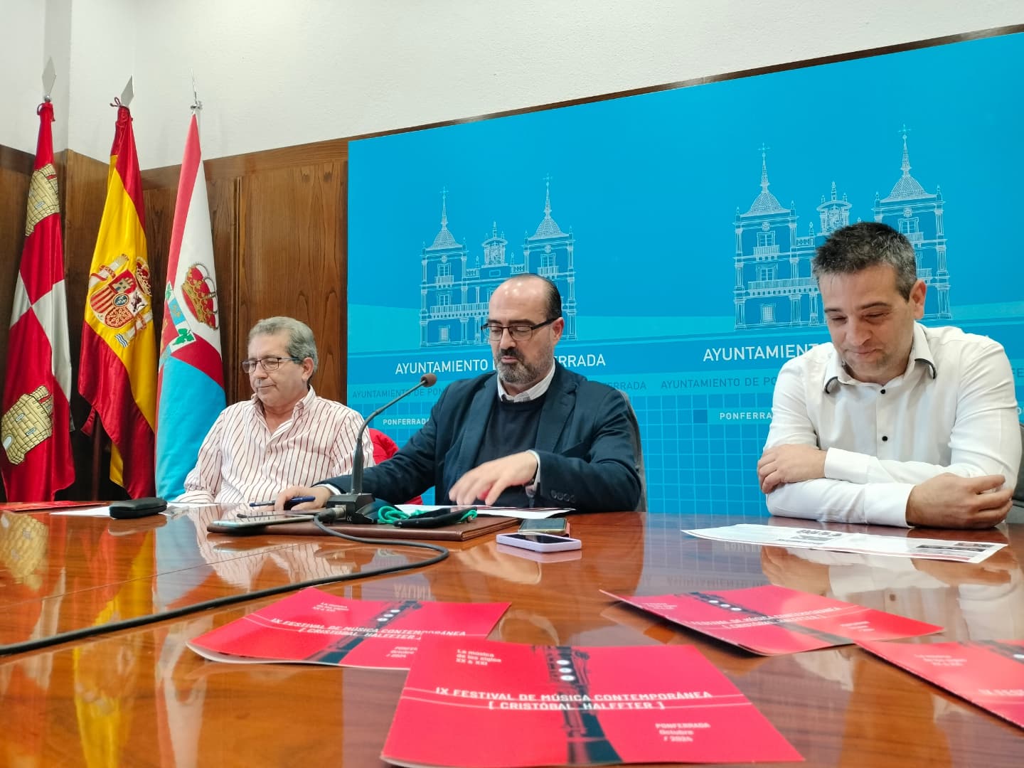 El alcalde, Marco Morala junto a los coordinadores del festival. Daniel Bombín y Miguel Varela