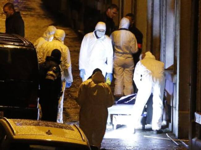 Policías forenses inspeccionan la escena donde se llevó a cabo una operación antiterrorista