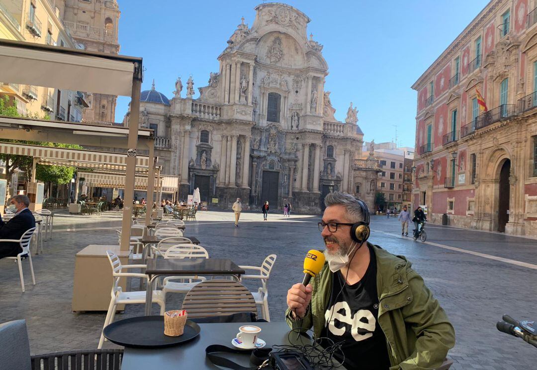 Paco Sánchez sentado en una de las terrazas de la plaza del Cardenal Belluga (Murcia) durante la conexión con Hoy por hoy, que este viernes se ha realizado en directo desde el Palacio Almudí, con Ángels Barceló