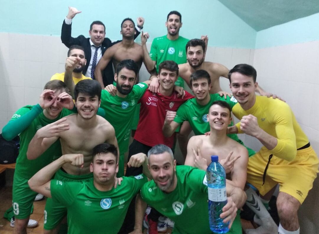 Los jugadores y delegado del Santiago Futsal celebraron el triunfo en Tenerife