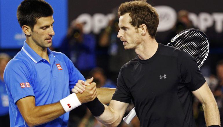 Djokovic es felicitado por Murray