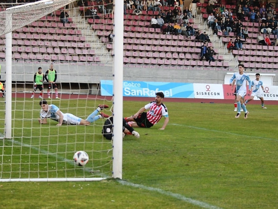 Darío observa como el balón entra en la portería del Zamora tras su remate