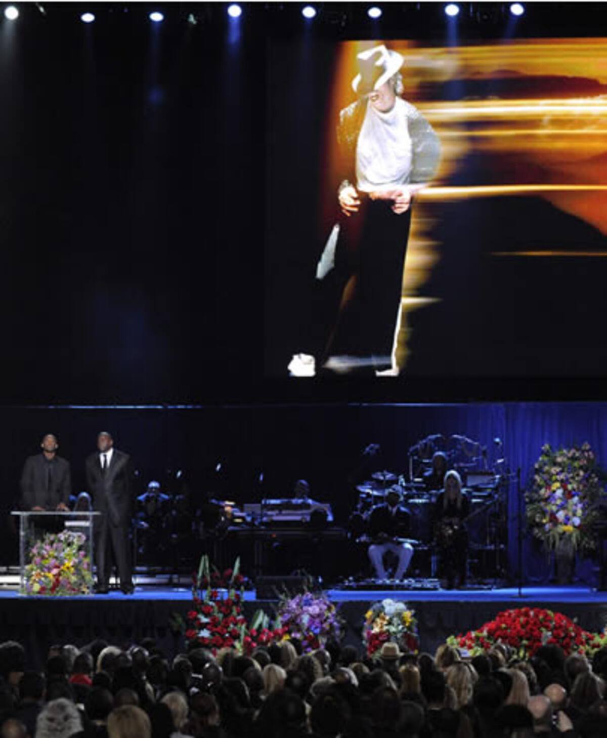 Kobe Bryant (L) de Los Lakers  y el ex jugador Johnson se han despedido del cantante dedicándole algunas palabras el día de su funeral