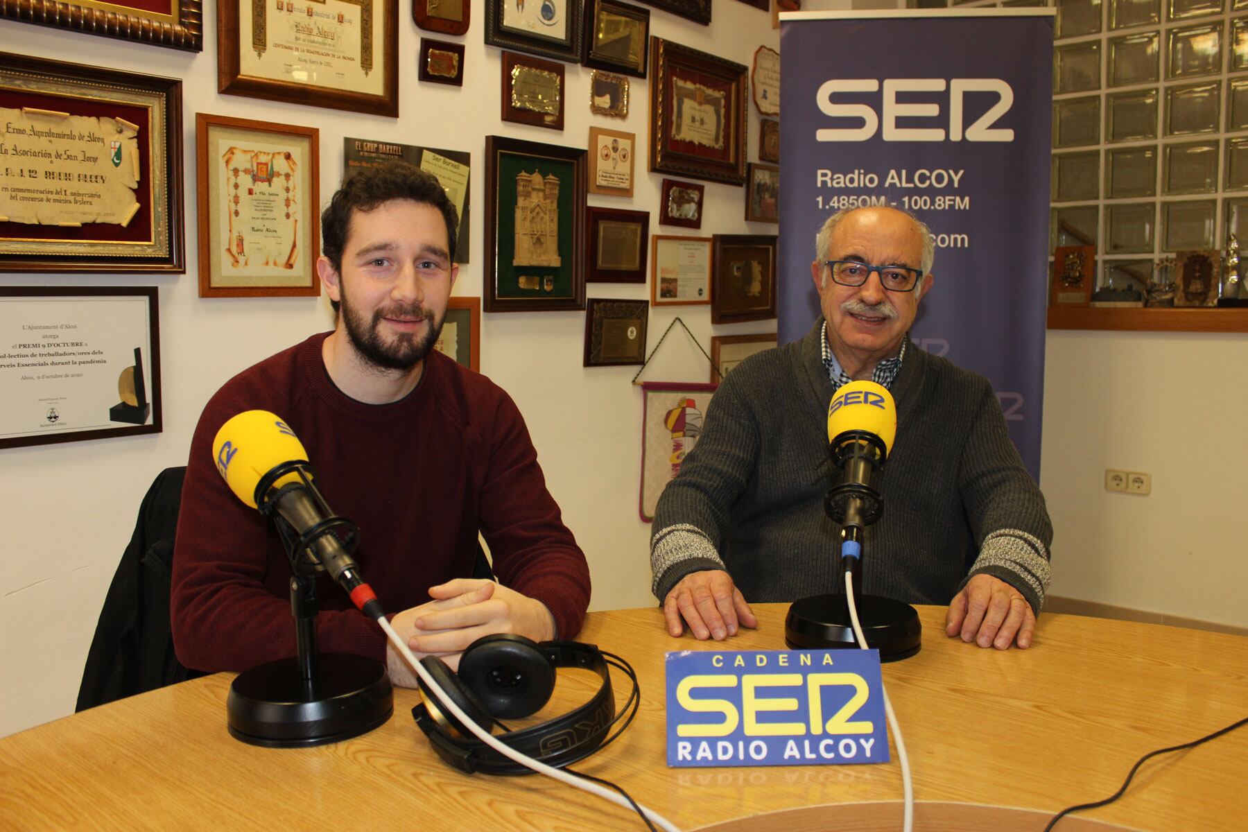 Eduard Terol Anduix y Pedro Juan Parra, en el estudio central de Radio Alcoy