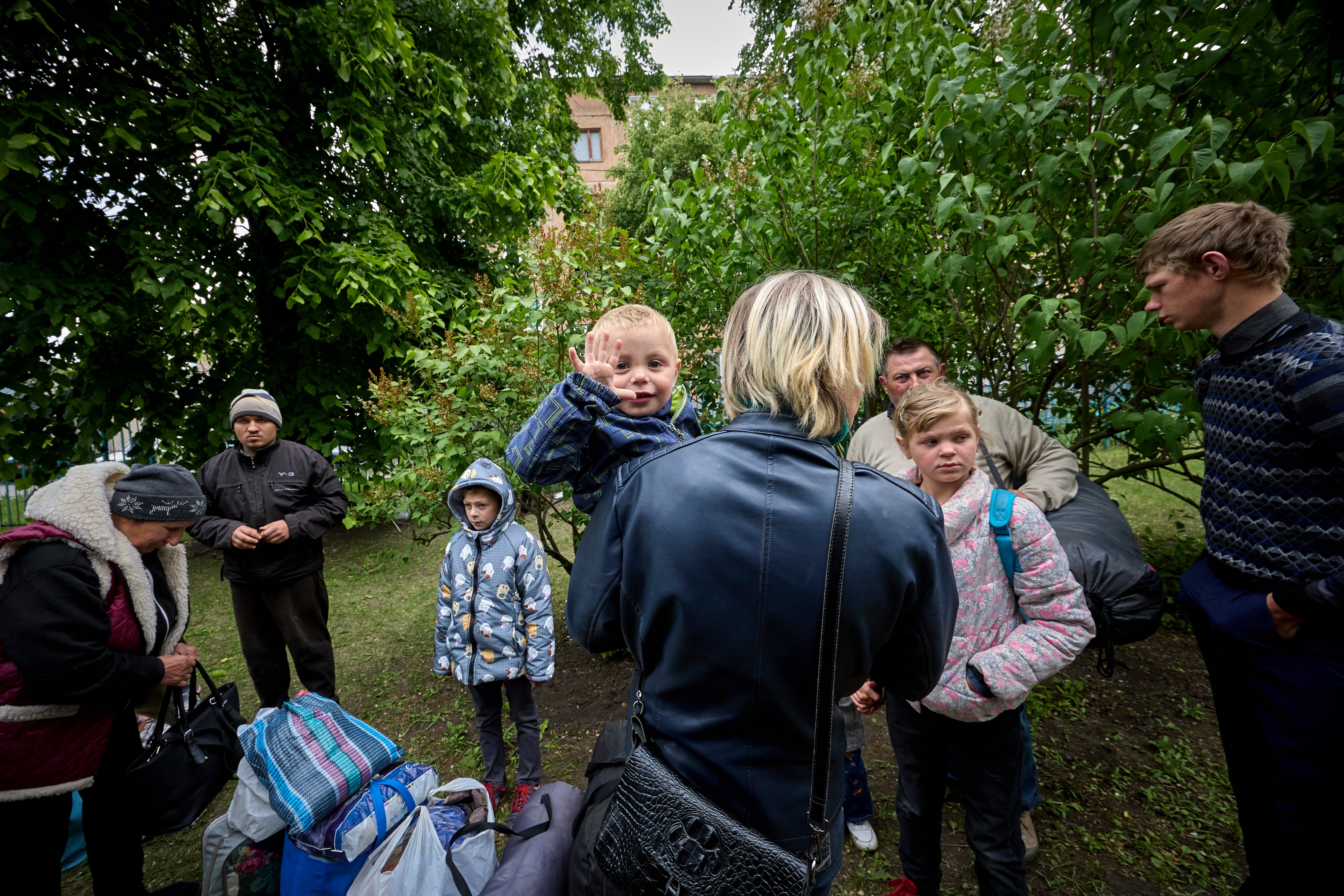 Evacuados en Járkov (Ucrania) EFE/EPA/SERGEY KOZLOV