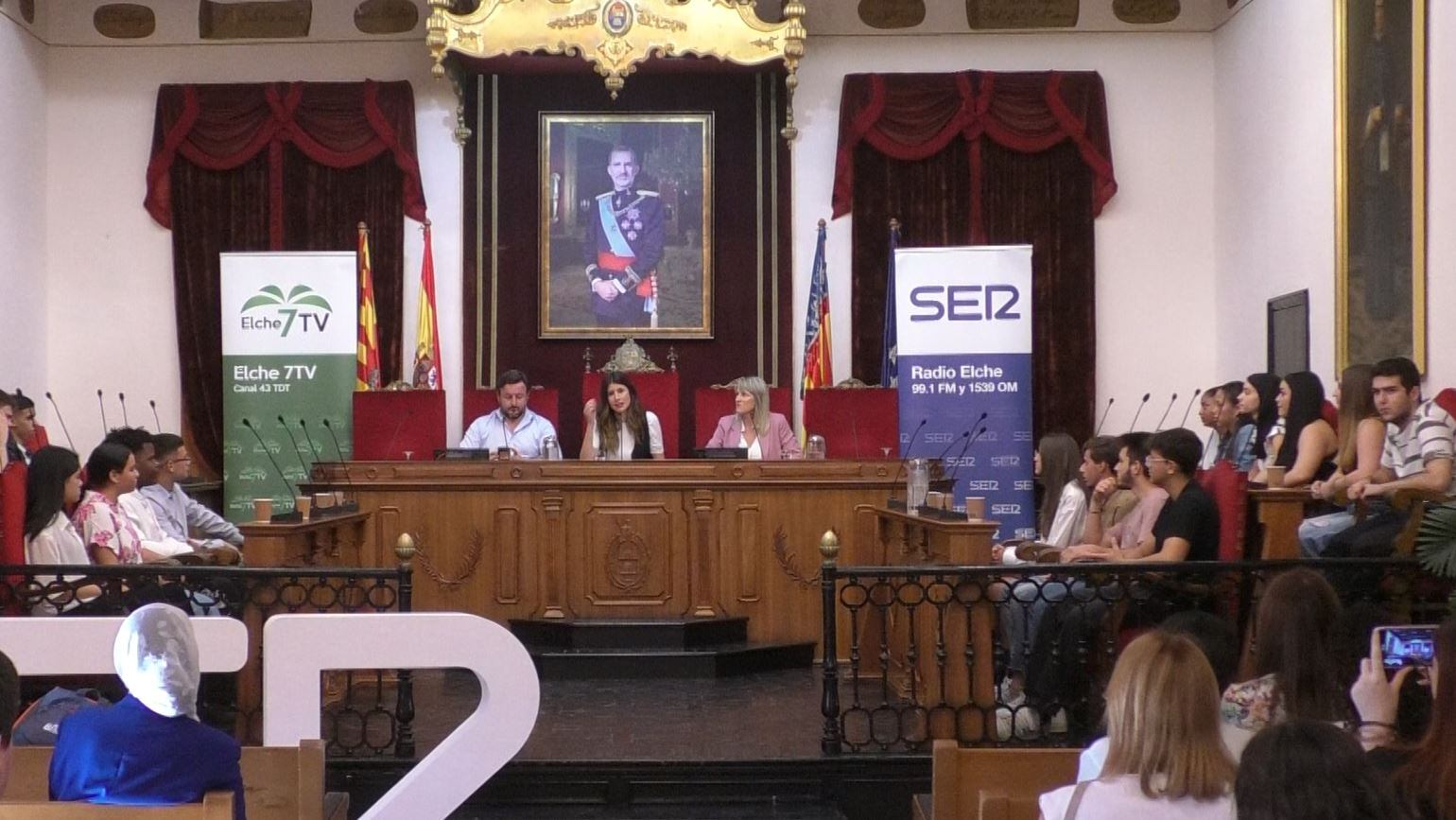 Programa Escuela de Ciudadanía de Radio Elche Cadena SER en el Salón de Plenos del Ayuntamiento de Elche