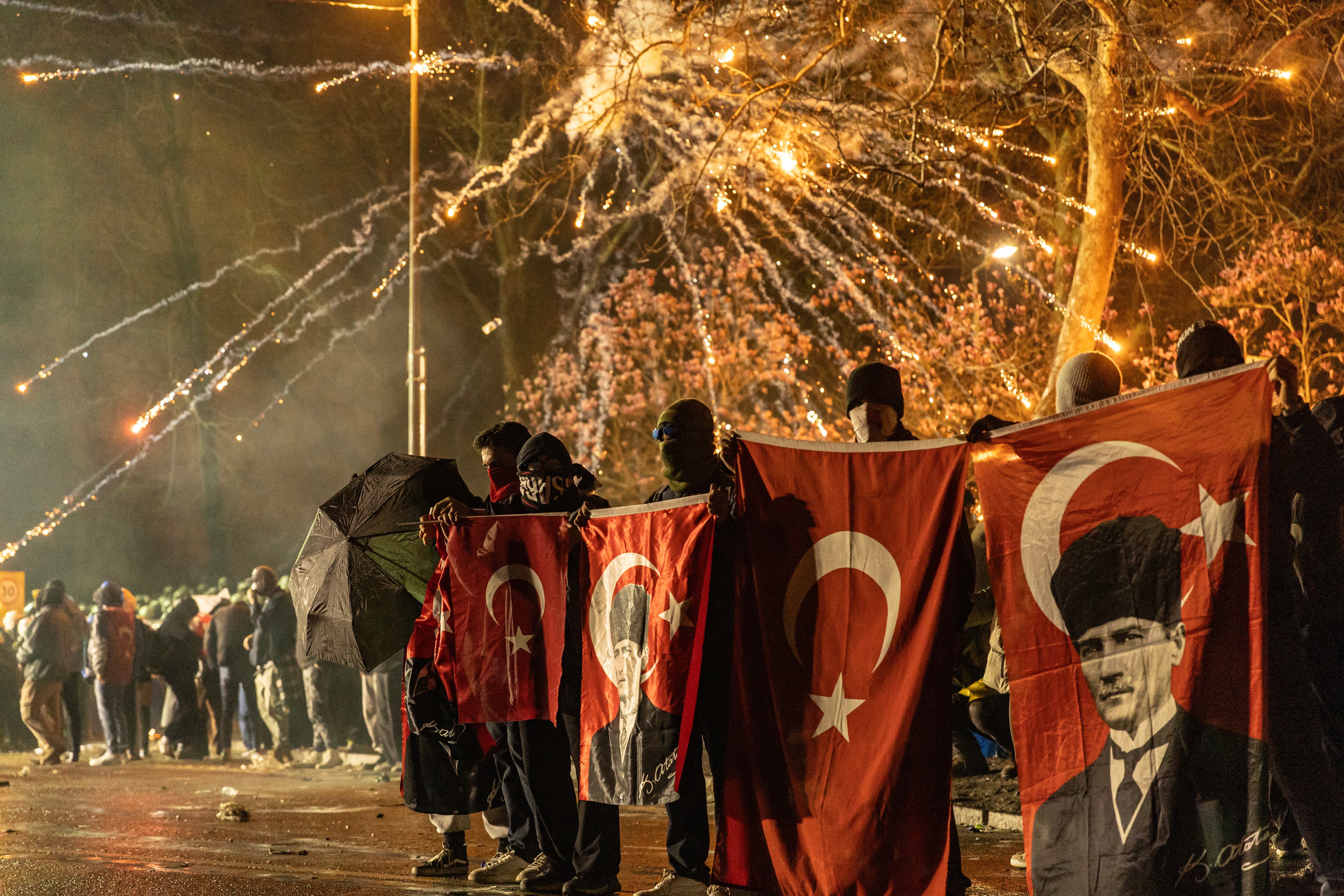 Manifestantes con banderas turcas protestan en la plaza Taksim de Estambul después del arresto del alcalde de la ciudad