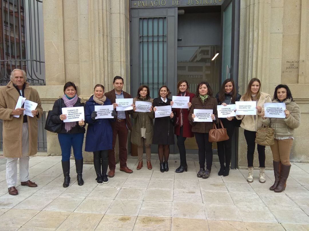 Concentración a las puertas de la Audiencia Provincial de Palencia