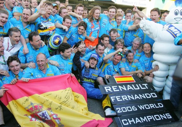 Alonso celebra con su equipo el título de 2006.