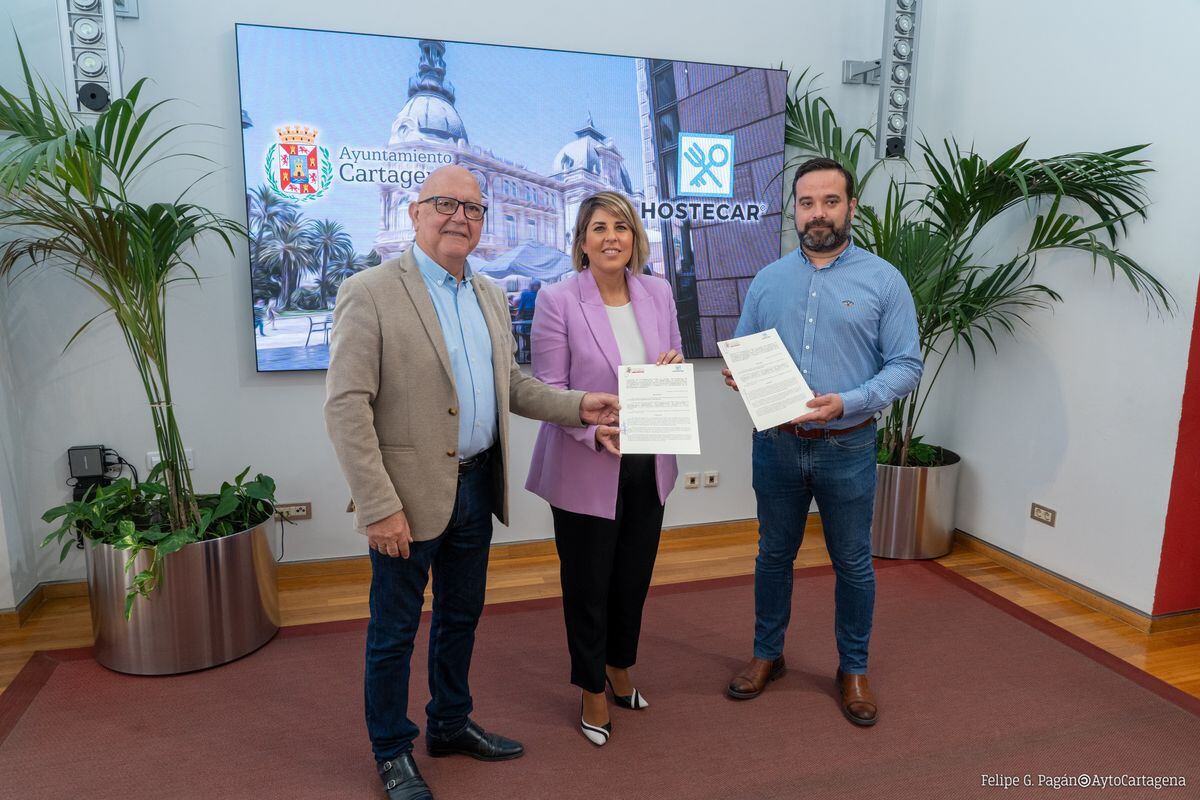 Firma del convenio entre Ayuntamiento y Hostecar