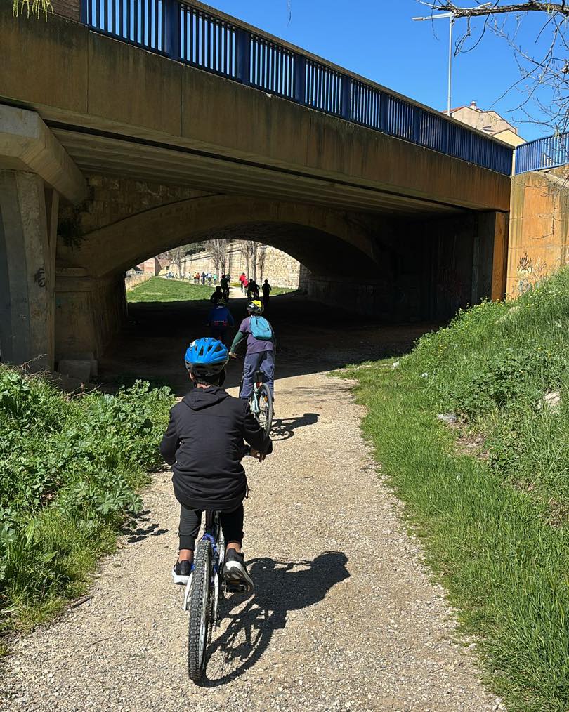 El Ayuntamiento de Monzón y la Asociación Entre Ruedas renuevan el programa del Aula en Bici