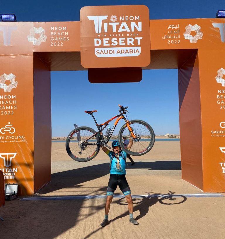 Juan José Martínez Sáez cruzando la meta de Arabia.