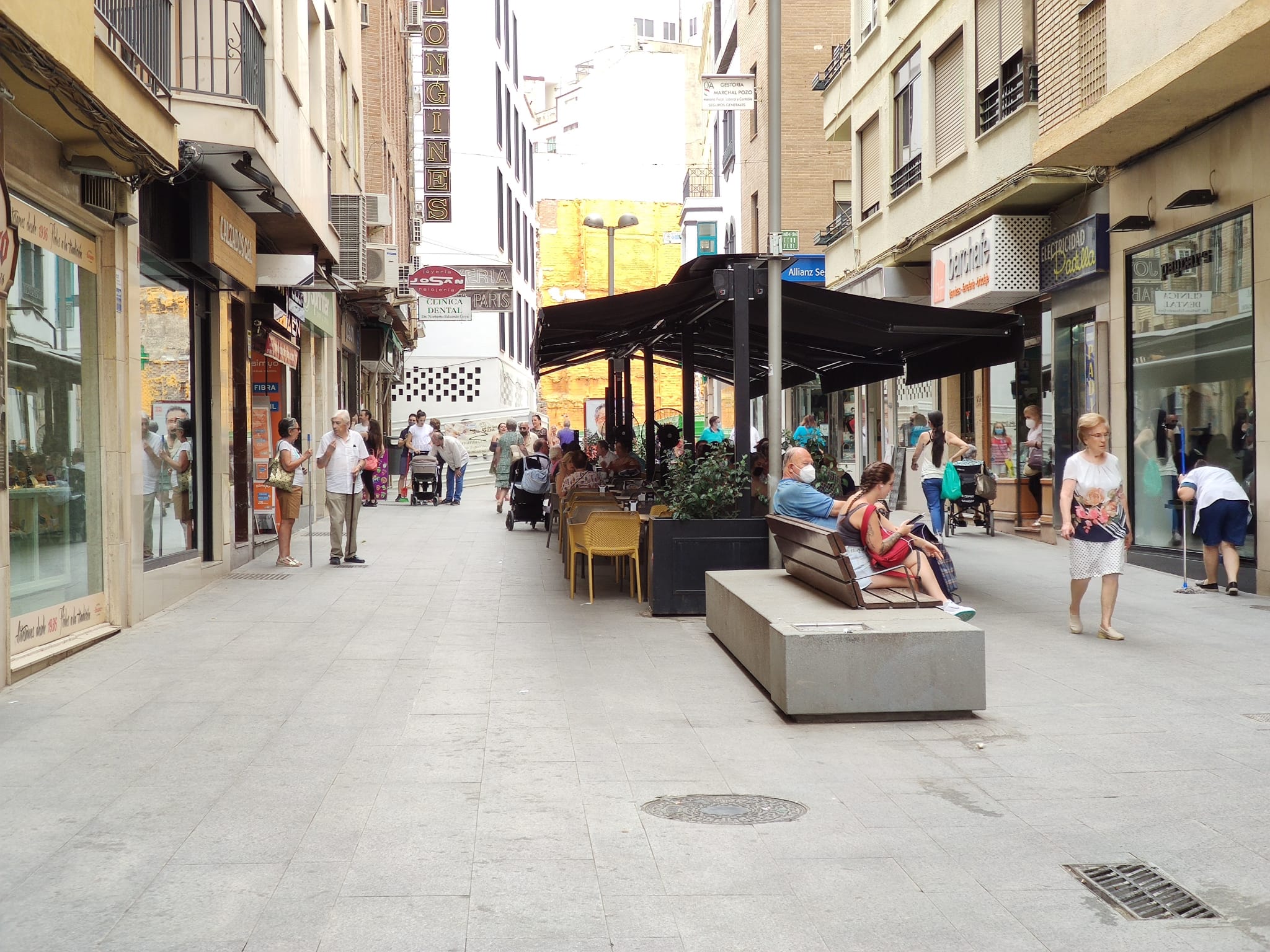 La céntrica calle San Clemente de Jaén capital, con gente paseando y sentada en las terrazas