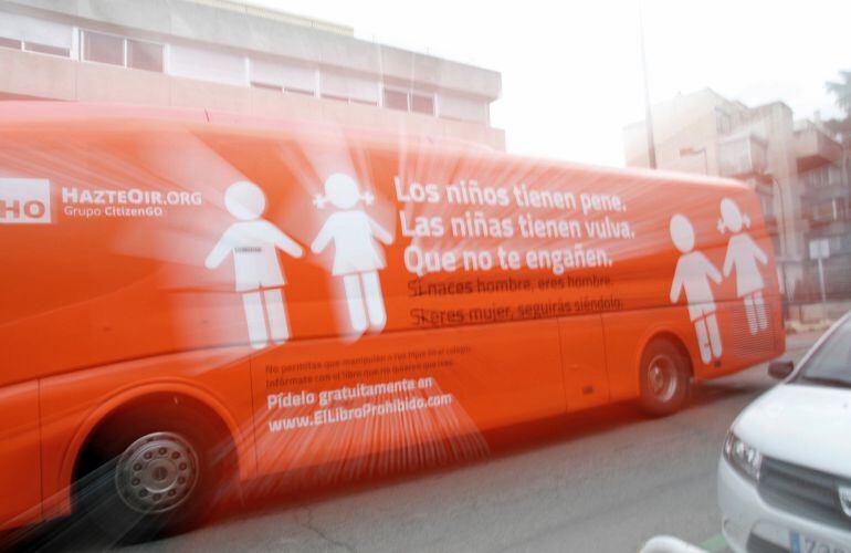 Autobús de la plataforma HazteOír.org