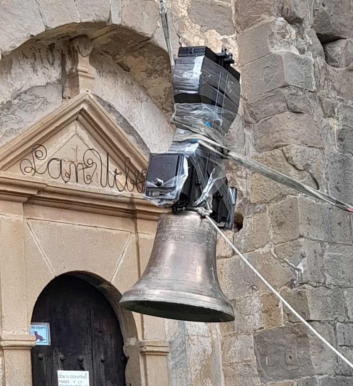 Subida de la campana a la ermita de San Úrbez